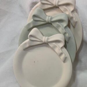 Plato redondo pequeño con lazo